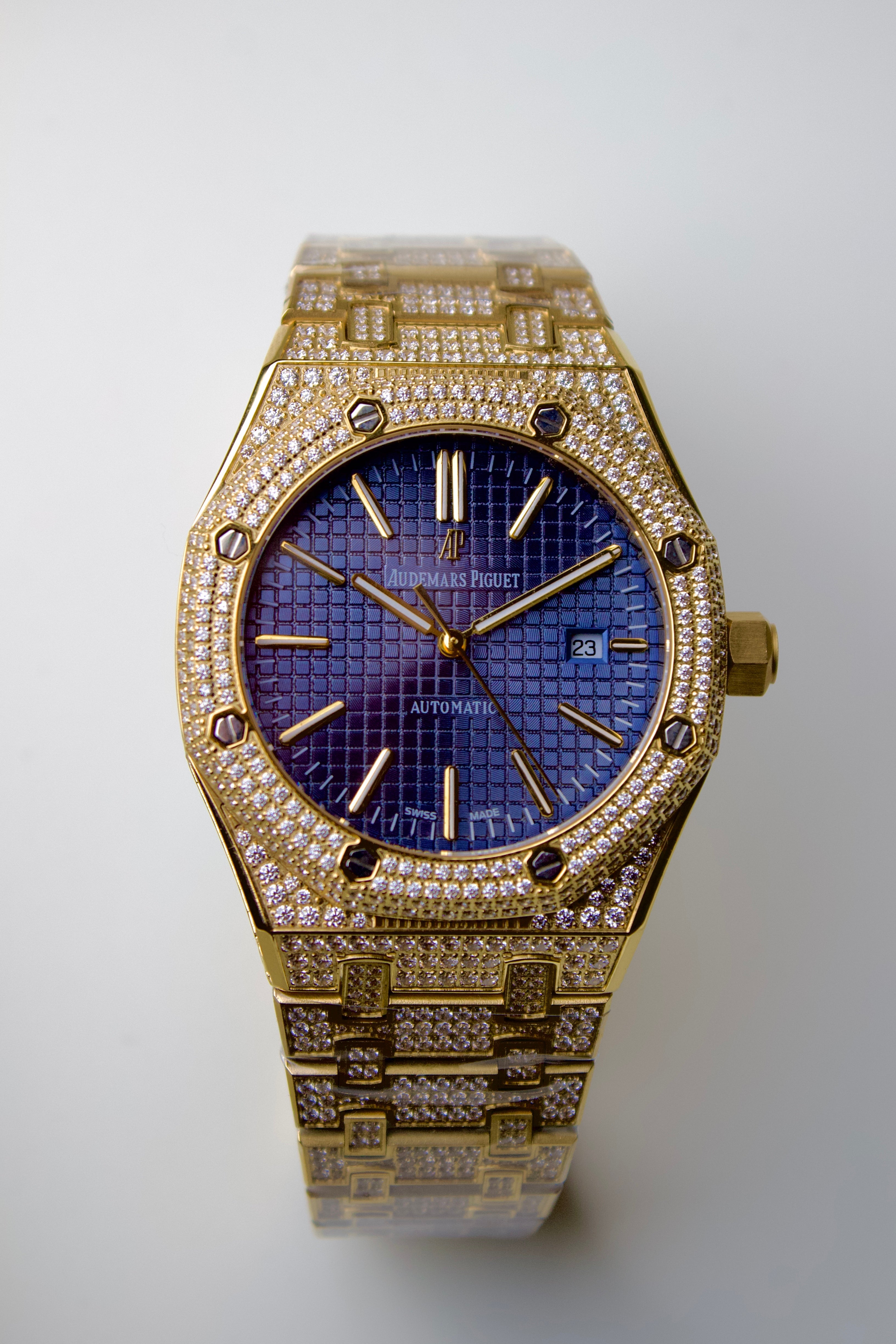 AUDEMARS PIGUET ROYAL OAK SELF-WINDING YELLOW GOLD DIAMOND SET PURPLE DIAL